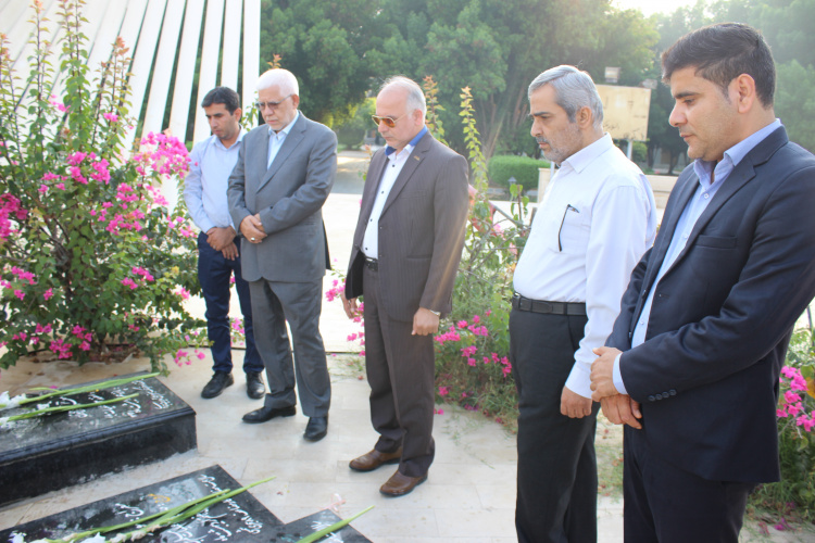 برگزاری آئین عطر افشانی و غبارروبی مقبره مطهر شهدای گمنام استان بوشهر توسط معاون نظارت و سنجش دانشگاه جامع علمی کاربردی