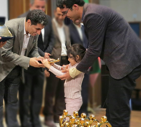 دریافت تندیس و جایزه بین المللی در جشنواره تجربیات بین‌المللی کارآفرینی توسط حمید حق جو مدیر عامل شرکت N۳  (نغمه نجوم نجیرم) و دانشجوی مرکز آموزش علمی کاربردی سازمان همیاری شهرداری های استان بوشهر