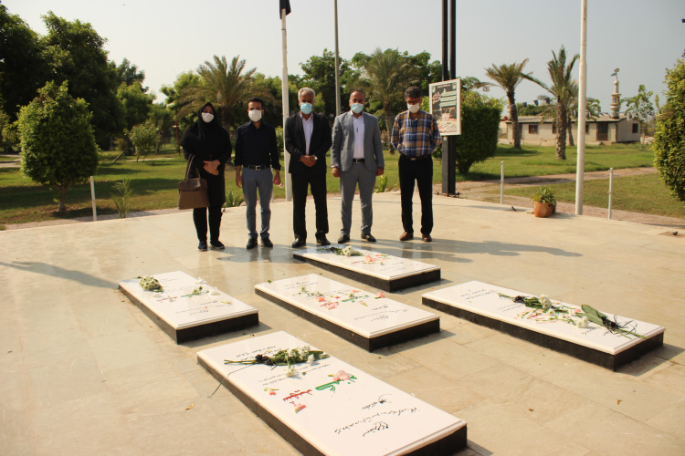 همزمان با هفته دفاع مقدس سرپرست و کارکنان دانشگاه جامع علمی کاربردی استان بوشهر با شهدا تجدید میثاق کردند