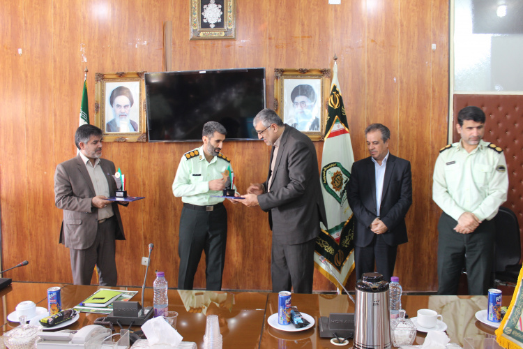 تجلیل از دکتر فضل الله لک در مراسم تقدیر از پژوهشگران حوزه نظم و امنیت در استان بوشهر